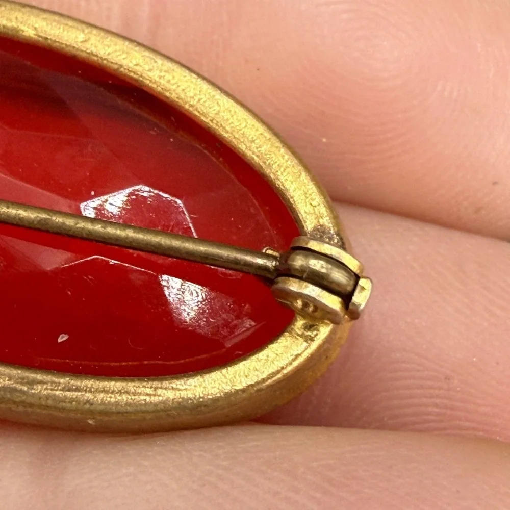 Vintage‎ Victorian Glass Brooch Gold Tone Red
